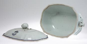 TERRIN samt LOCKPOKAL, porslin, Kina, 1700/1800-tal.