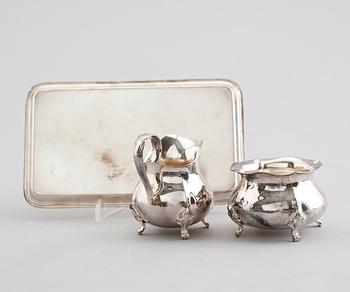BRICKA, SOCKERSKÅL OCH GRÄDDKANNA, silver, 1900-talets andra hälft. Vikt ca 240 gram.