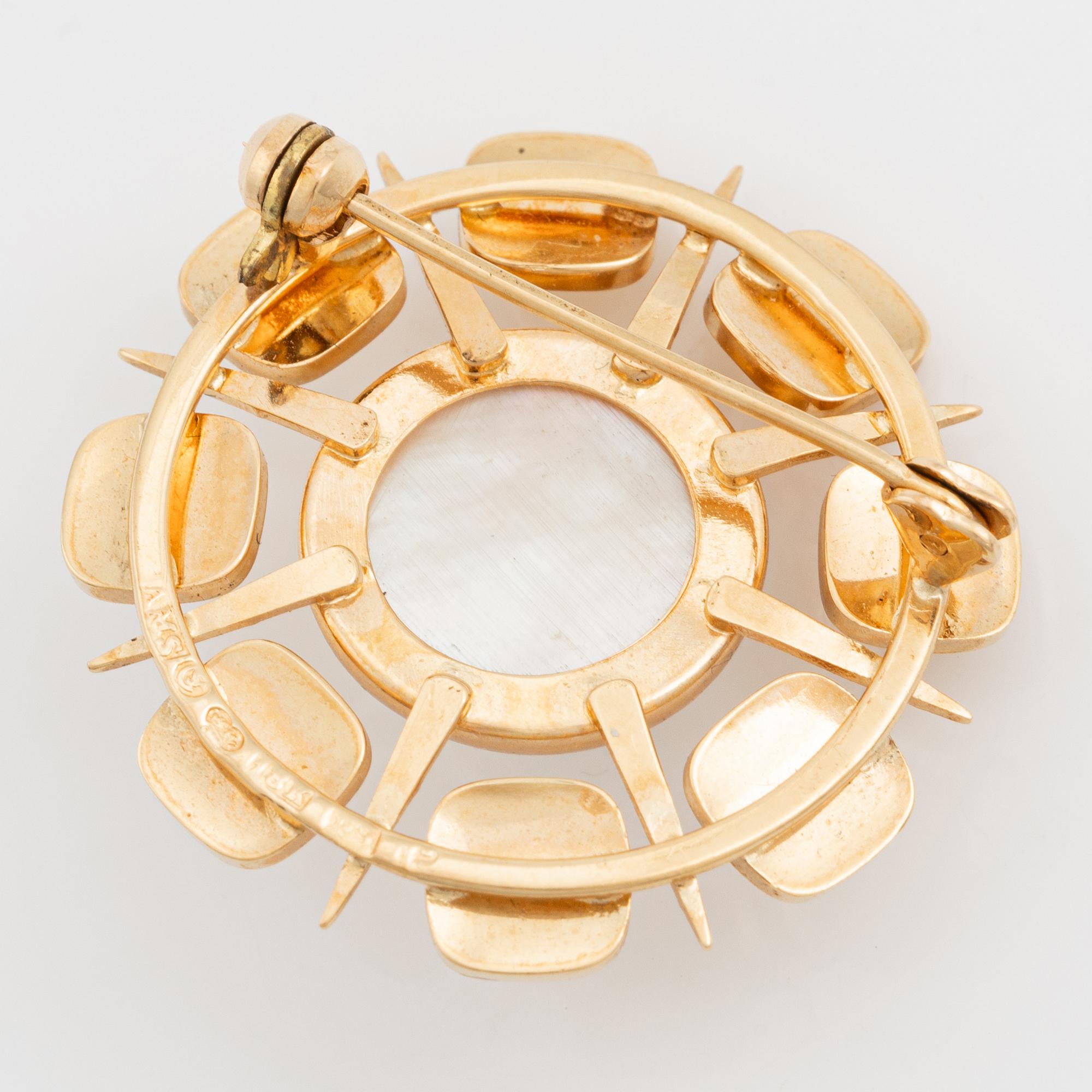 Arvo Saarela, brosch 18K guld med halvpärla, Enköping 1965.