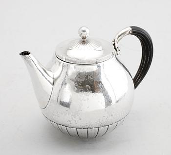 TEKANNA, silver, Georg Jensen, nr 45. Vikt ca 522 g.