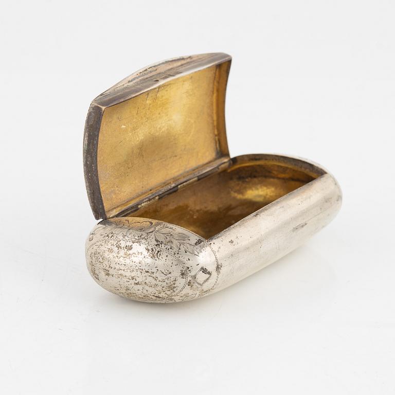 Kalkar, ett par samt dosa, silver, bl.a. MGAB Uppsala, 1946.