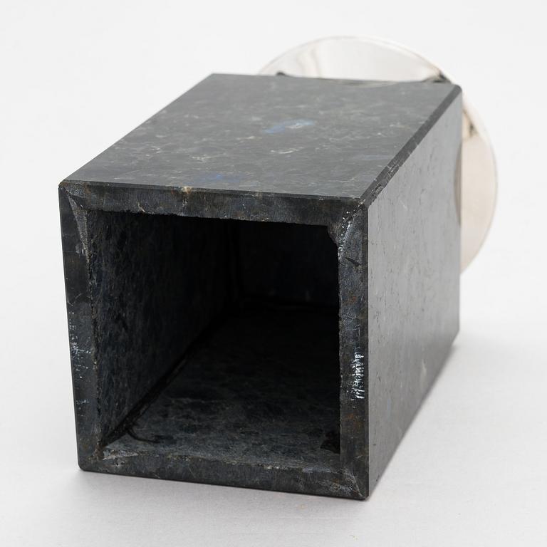 Pekka Piekäinen, veistos, anortosiitti ja hopea, leimattu 1999 Platinoro, Turku.