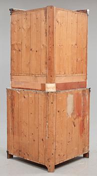 HÖRNSKÅP, gustavianskt provinsarbete, 1800-talets första hälft.