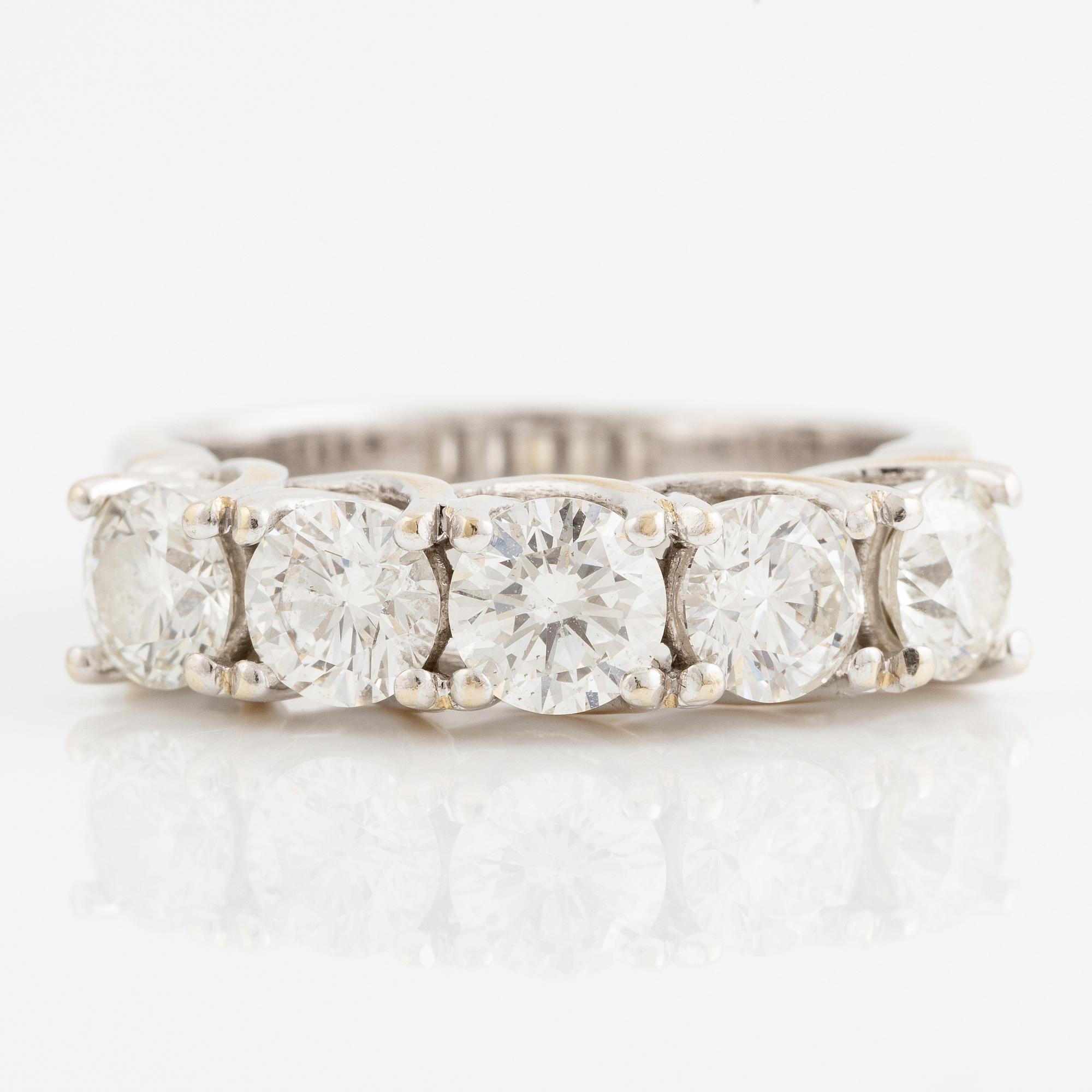 Ring, 18K white gold with five brilliant-cut diamonds.