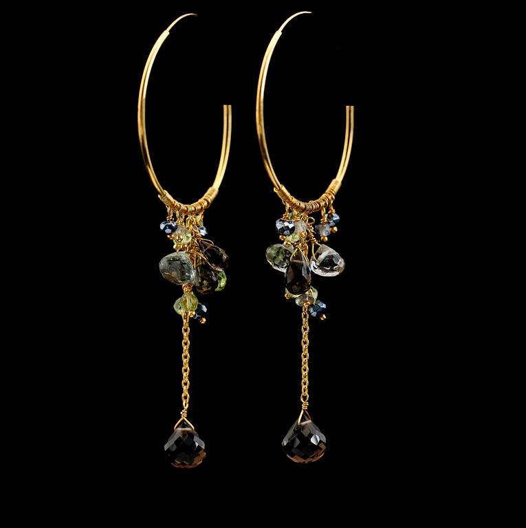 ÖRHÄNGEN, 1 par, förgyllt silver, olika ädelstenar.