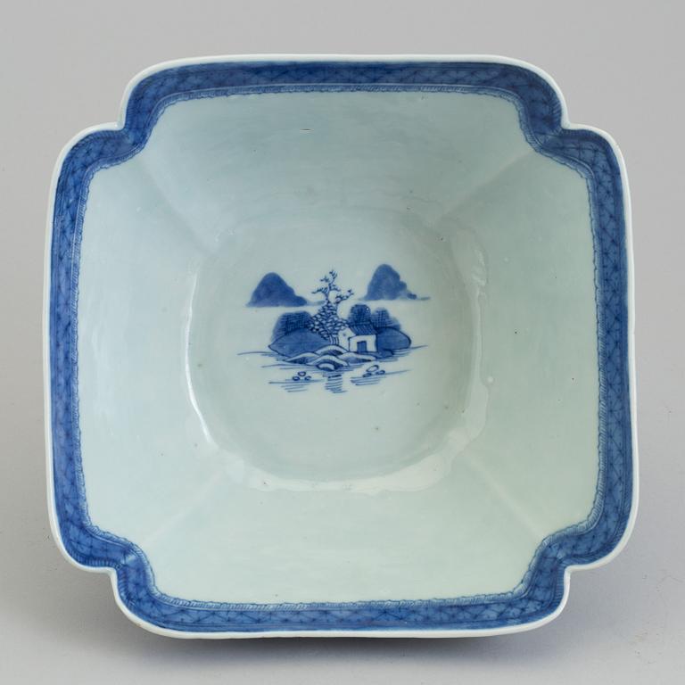 A blue and white export porcelain bowl, Qing dynasty, Jiaqing (1796-1820).