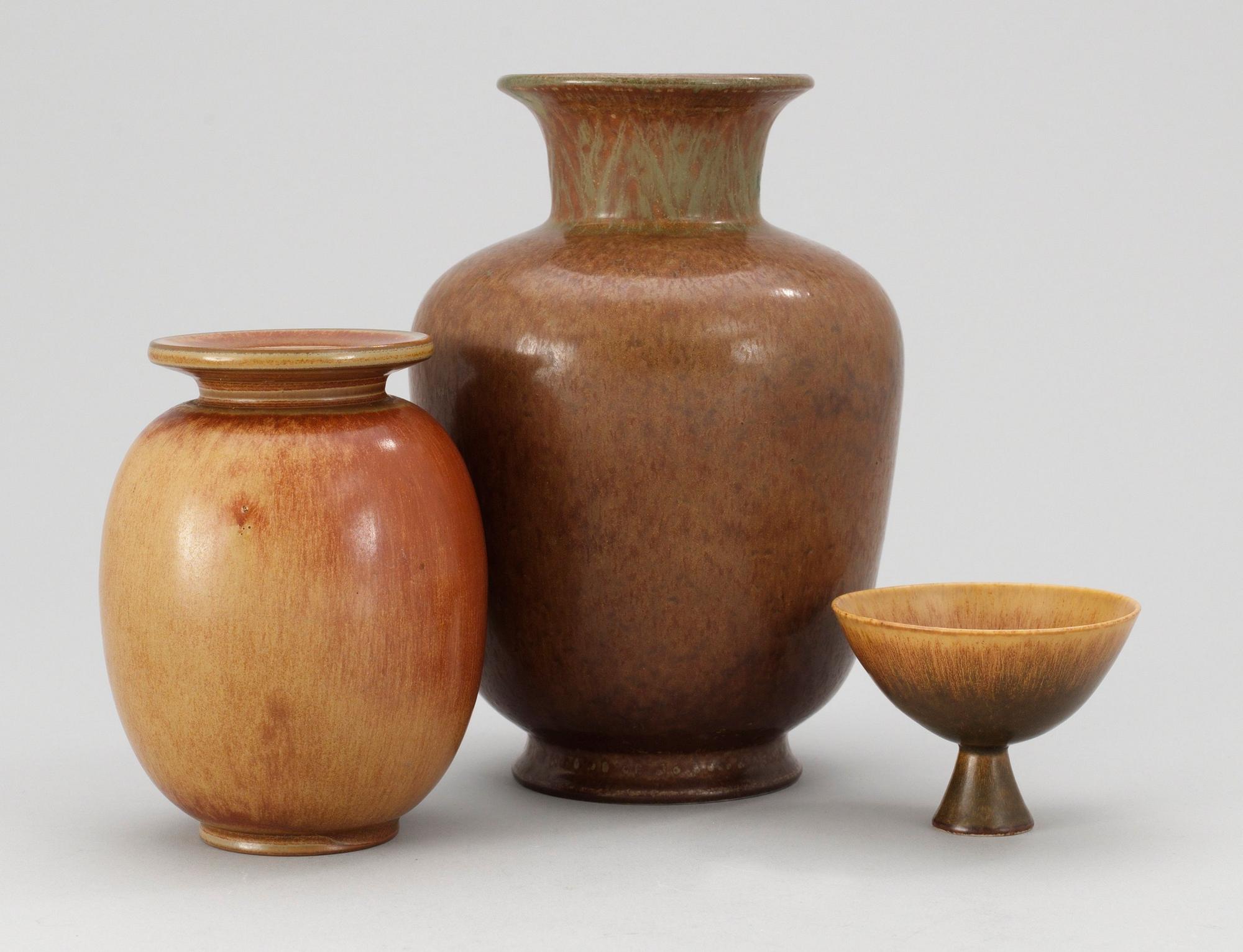 VASER, 2 st, samt SKÅL, stengods. Gunnar Nylund, Rörstrand.