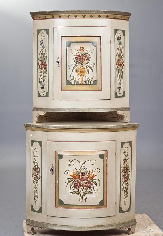 HÖRNSKÅP, allmoge. 1800-tal.