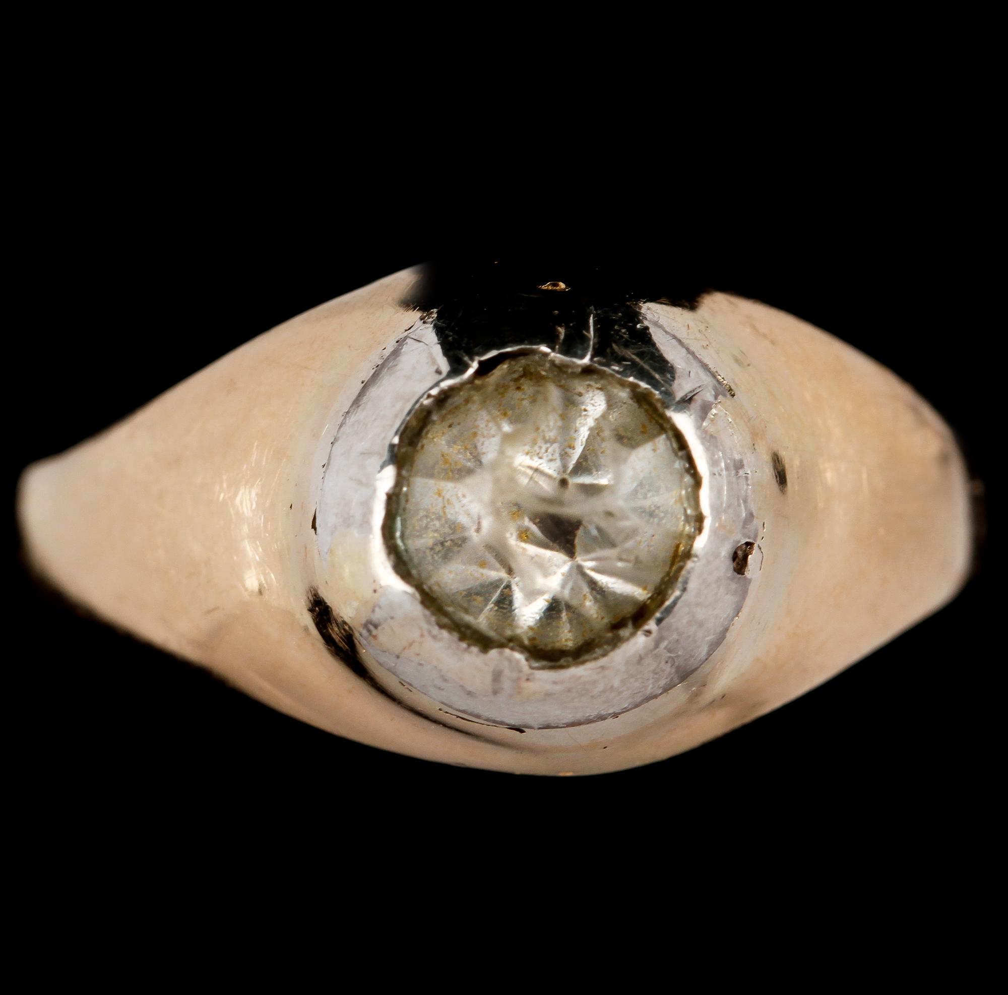 RINGAR, 2 st, 18k guld, omkring 1900. Vikt 14 g.