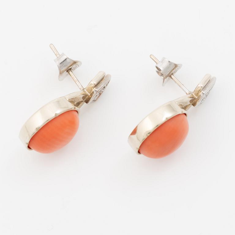 A pair of 14k white gold earrings with corals and diamonds ca. 0.10 ct in total.