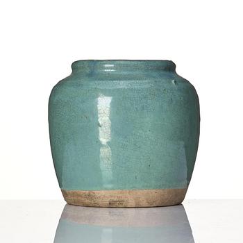 A green glazed Chinese jar, Qing dynasty, 19th Century.