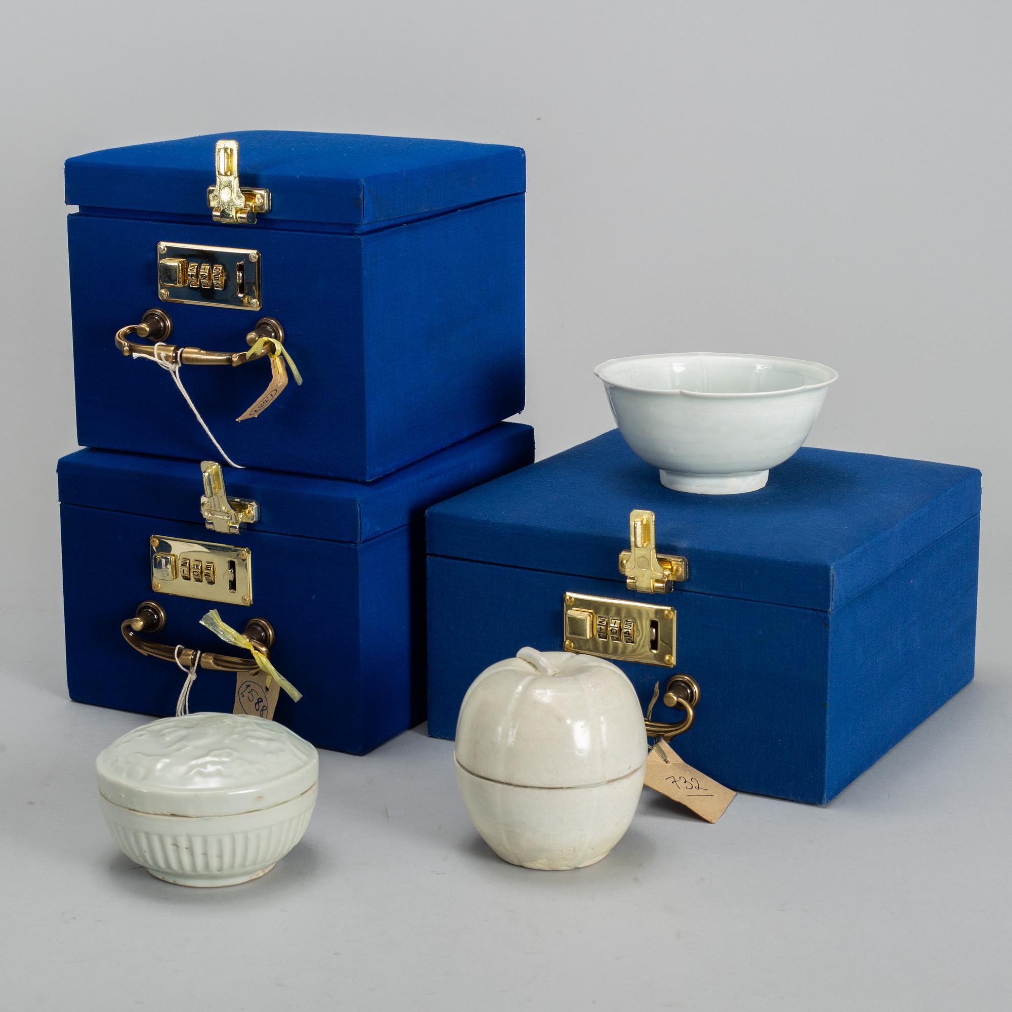 ASKAR med LOCK, två stycken samt SKÅL, keramik. Sydostasien, 1900-tal.