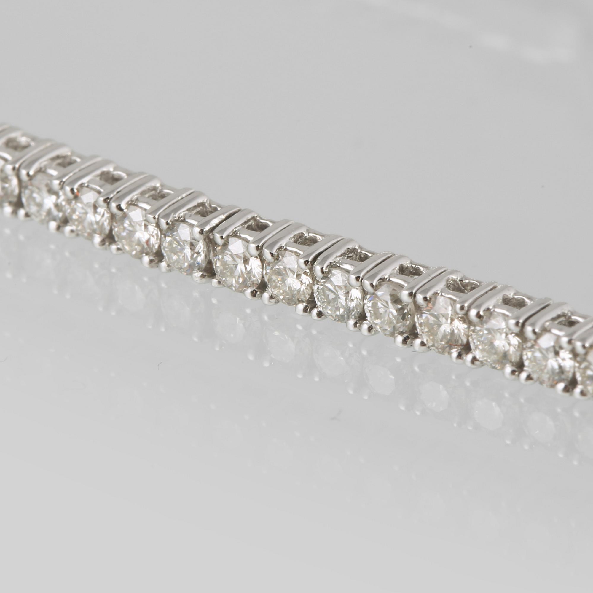 ARMBAND, 18k vitguld med 82 briljantslipade diamanter, 3.05 ct. Vikt 10 g.