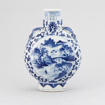 A blue and white moon flask/vase, Qing dynasty, Guangxu (1875-1908).