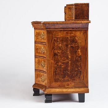 A Fredrik I late baroque burr alder-veneered commode, first part of the 18th century.