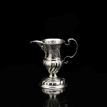 GRÄDDKANNA, silver, otydliga stämplar, troligen England, 17/1800-tal. Vikt ca 81g.