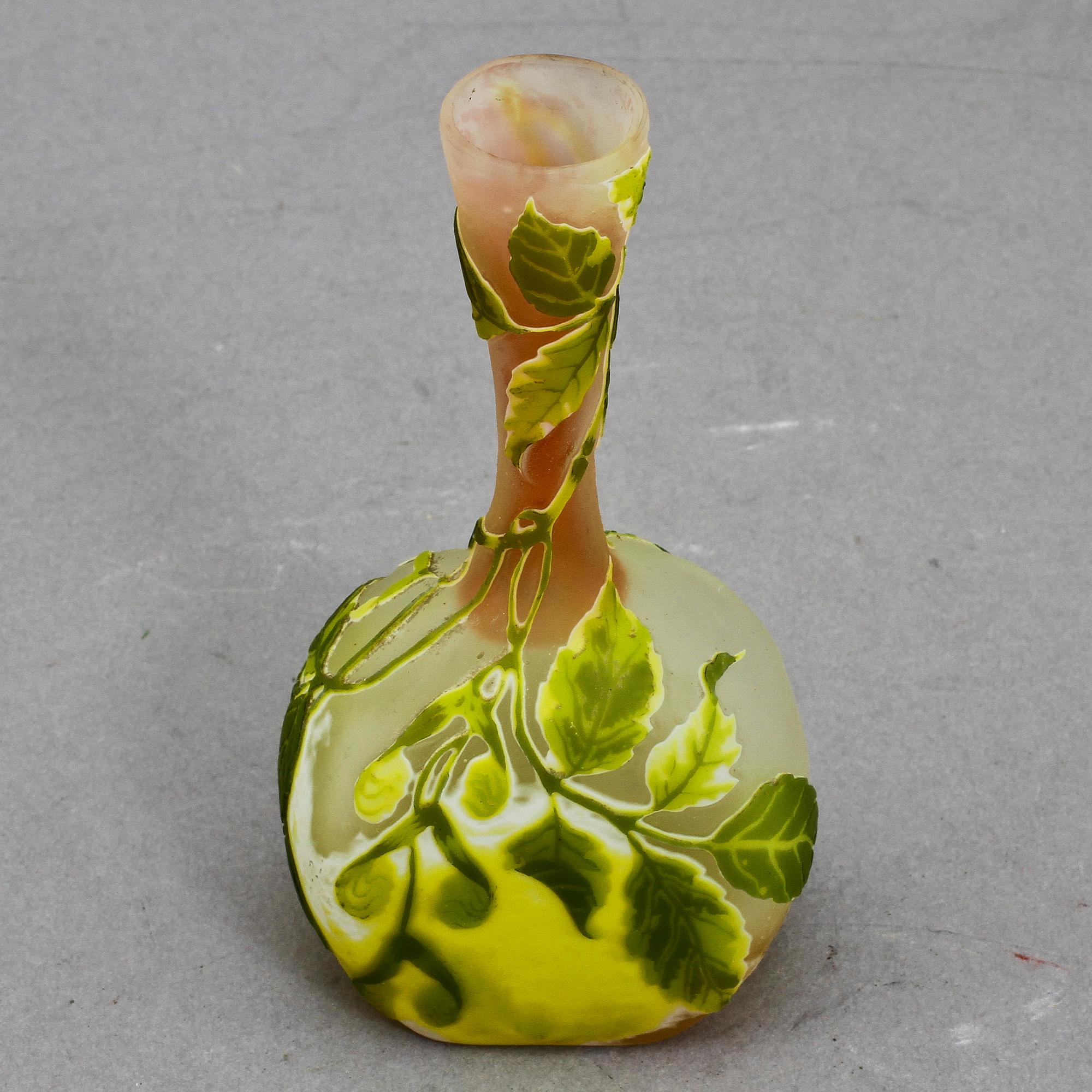 VAS, glas, Emile Gallé, Frankrike, jugend, 1900-talets första hälft, sign Gallé med stjärna.