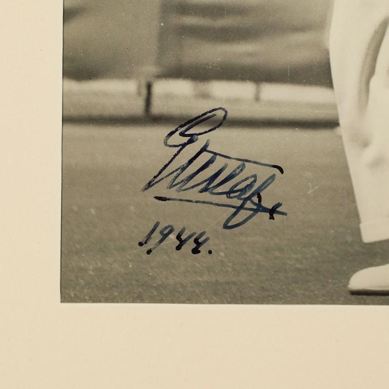 KUNGLIGT FOTOGRAFI, Gustaf V, signerad av kungen 1944.