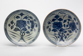 SKÅLFAT, 2 st, porslin, Japan, omkring 1900.