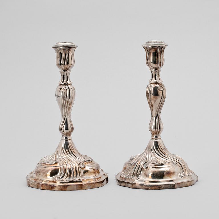 LJUSSTAKAR, ett par, rokokostil, silver, svenska importstämplar, 1900-tal.