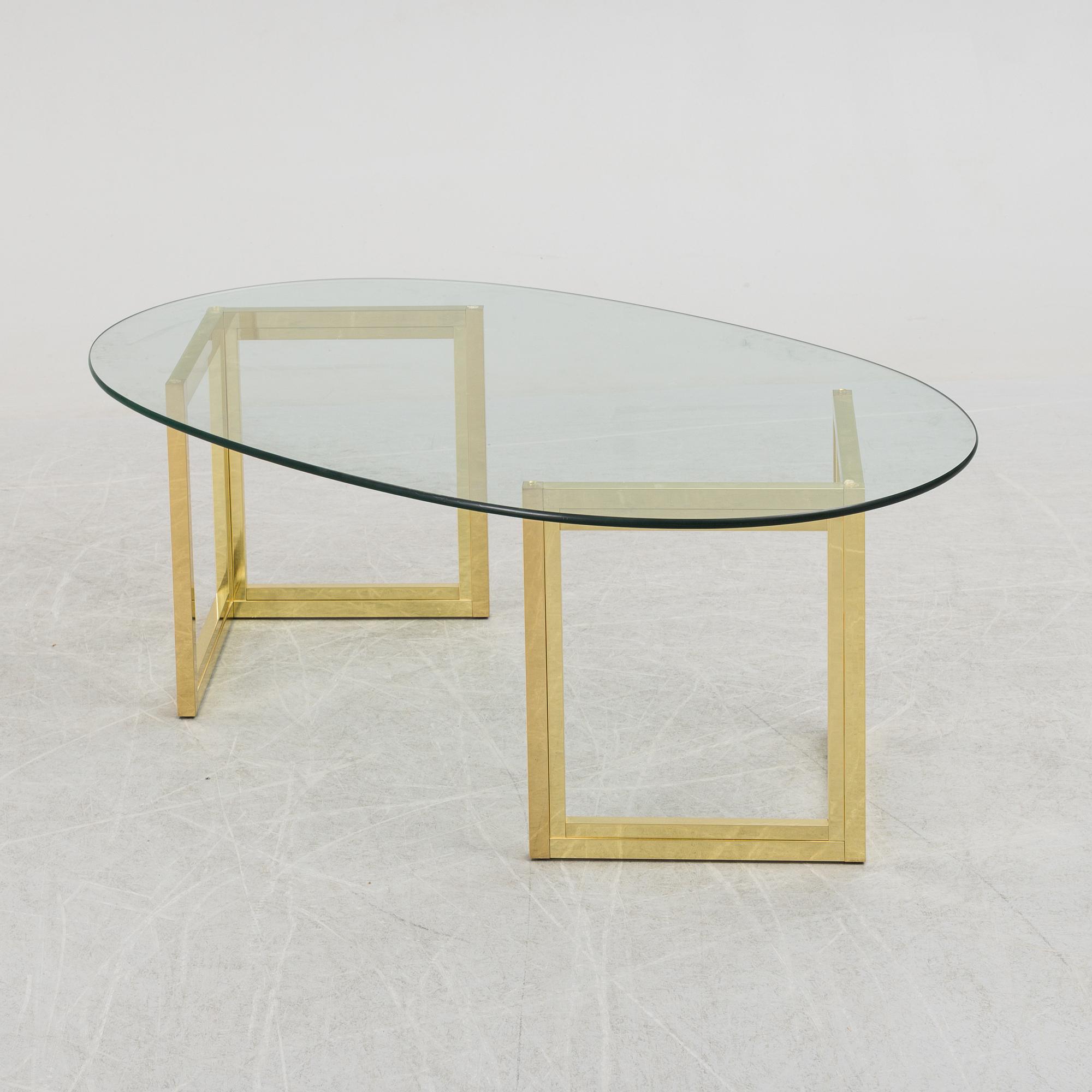 A late 20th century coffee table.