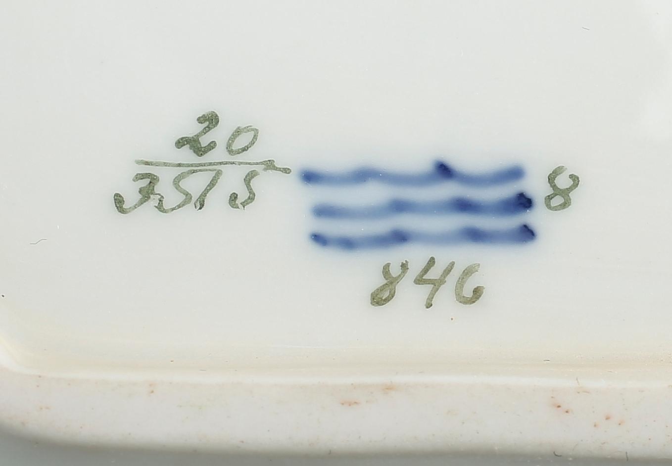 CREMEKOPPAR MED FAT, porslin, 2 st, "Flora Danica", Royal Copenhagen, Danmark.