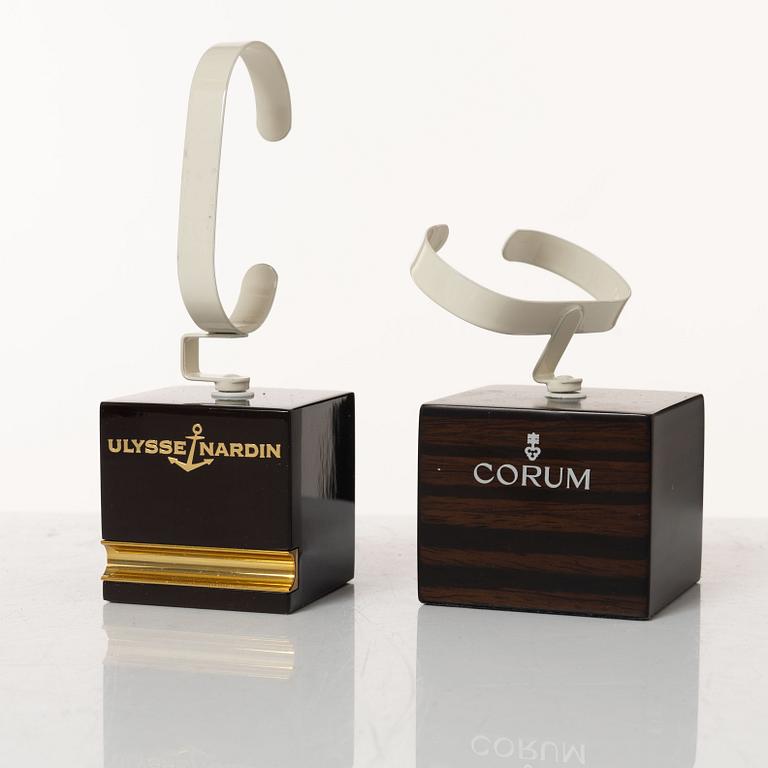 Corum, Omega, Ulysse Nardin, Heuer, etc. – display material, stopwatches and accessories.
