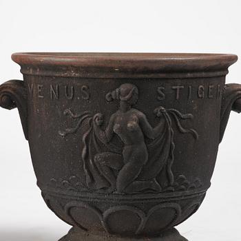 Ivar Johnsson, trädgårdsurnor, ett par, "Venus", Näfveqvarns bruk, Swedish Grace.