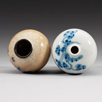 Two blue and white and red miniature vases, late Qing dynasty (1644-1912).