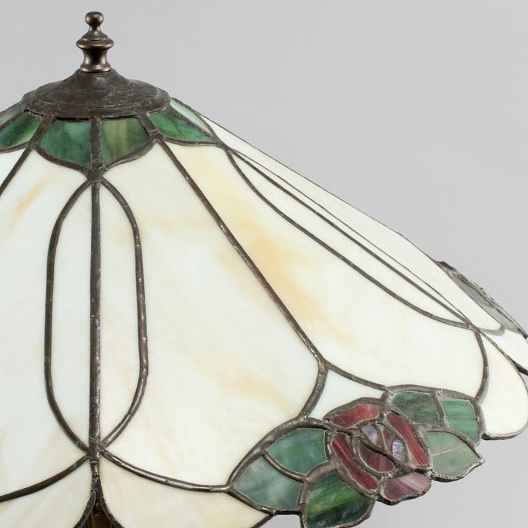 BORDSLAMPA, Tiffanystil, 1900-talets andra hälft.