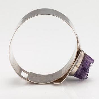 Helge Narsakka, A silver bracelet with an amethyst. For Kaunis Koru. Lahti 1963.