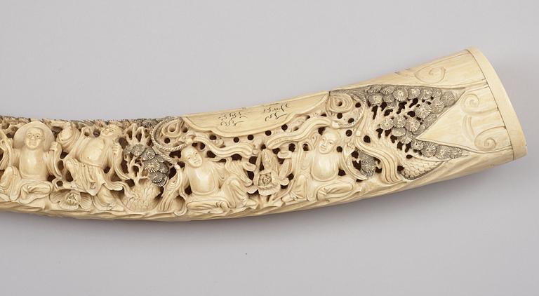 An Ivory sculpture, late Qing dynasty/early 20th Century.
