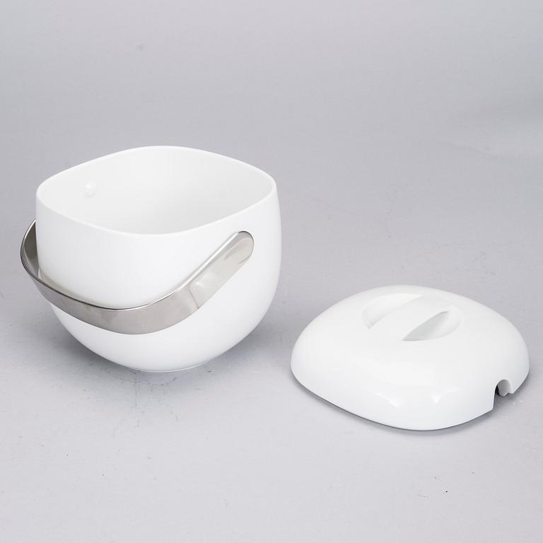 TERRIN samt SÅSSKÅL PÅ FAT, porslin, "Suomi", Timo Sarpaneva, Rosenthal Studio-linie.