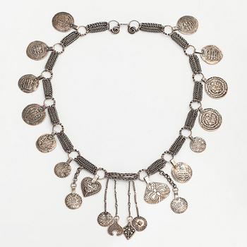 Kalevala Koru, juhlakääty Kalevala-eepos 150 vuotta, sterlinghopeaa, Helsinki 1984.