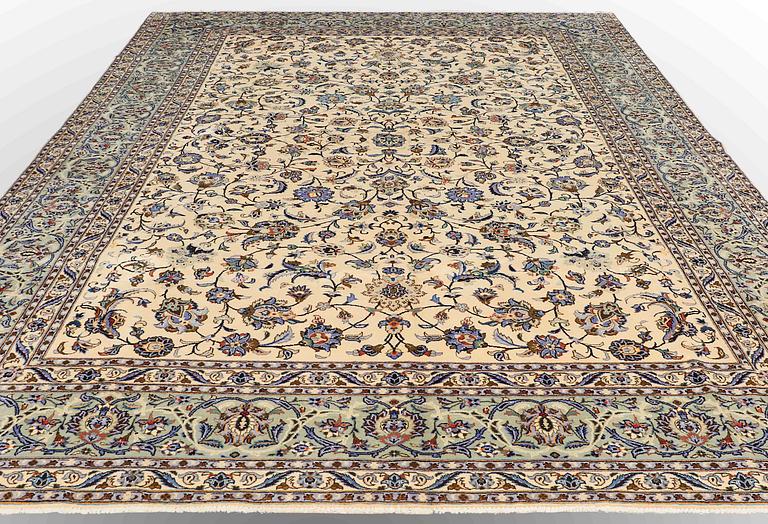 A carpet, Kashan, ca 474 x 320 cm.