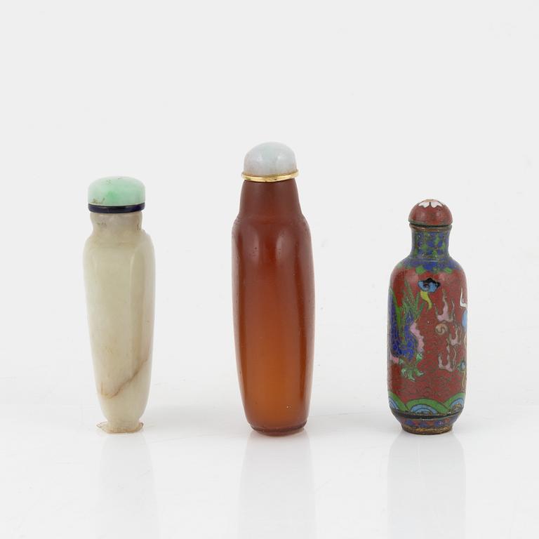 Snusflaskor, tre stycken, cloisonne och sten. Kina, 1900-tal.