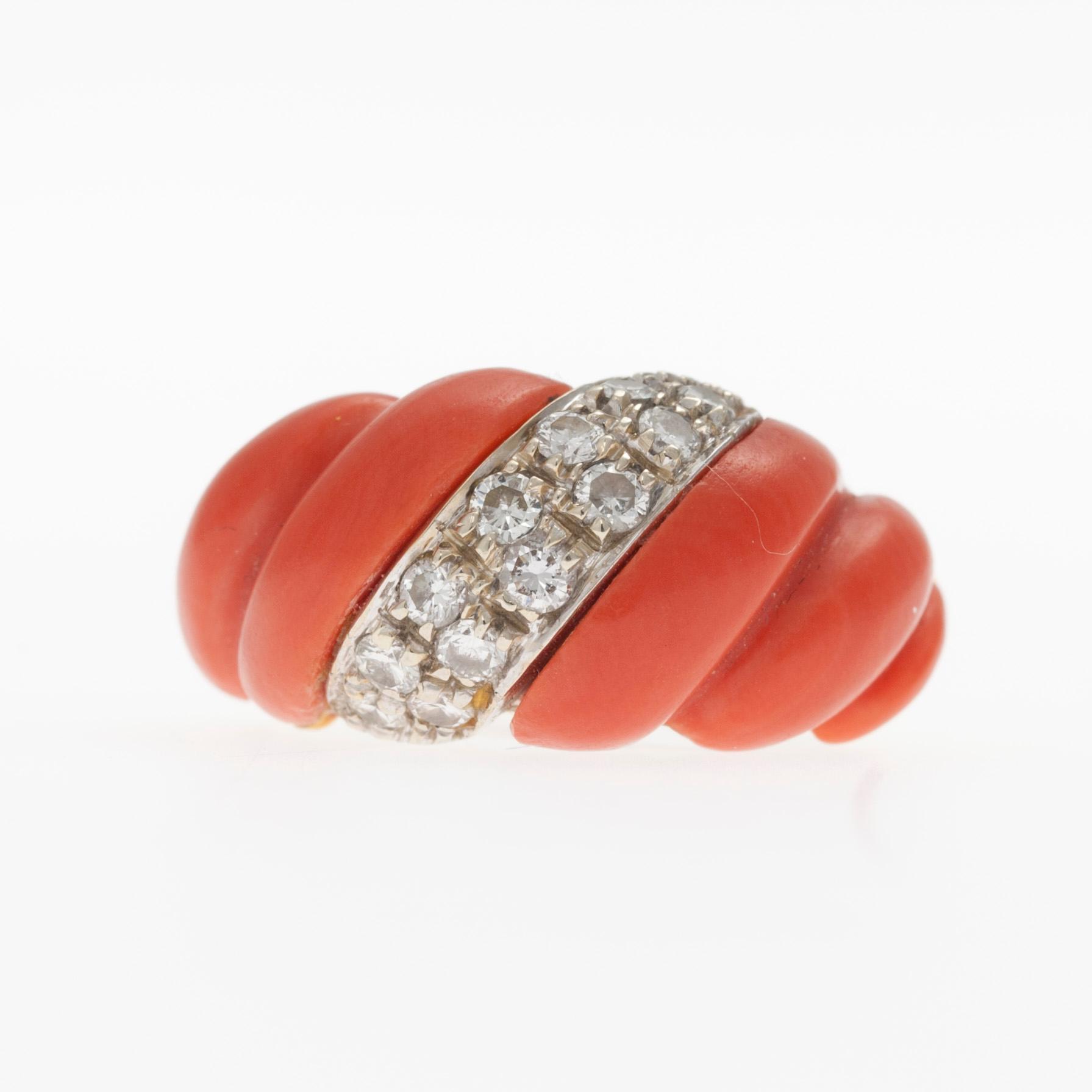SORMUS, 18K kultaa, korallia, briljanttihiottuja timantteja yht. n. 0,60 ct. Paino 7,8 g.
