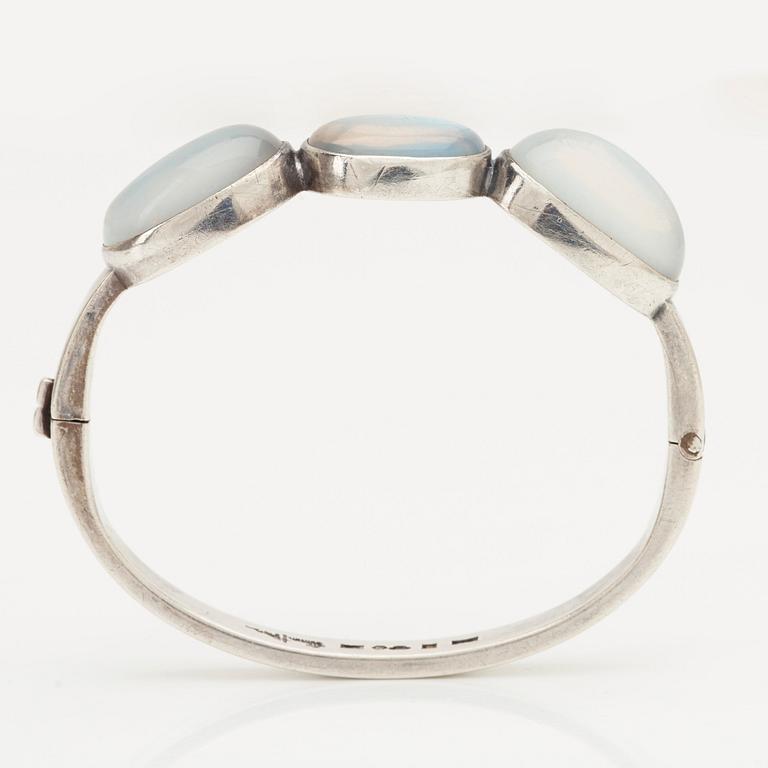Wiwen Nilsson, armband samt örhängen, ett par, Lund  med månstenar, Lund 1937 (armband) och 1956.