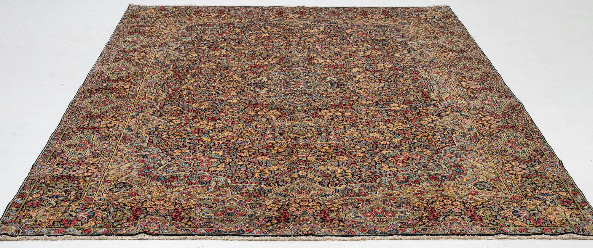Carpet Kirman, approx. 393 x 286 cm.