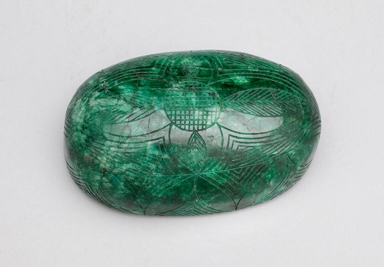 NATURLIG SMARAGD, ovalt slipad, oinfattad. 3953ct enl cert från International Gemological Laboratories and Institute.