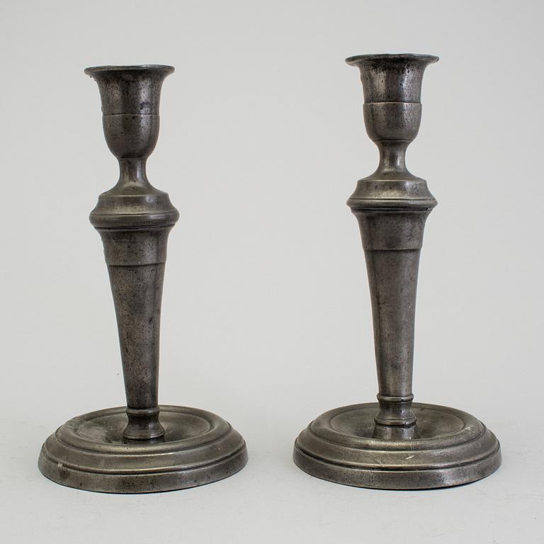 LJUSSTAKAR, ett par, tenn, sent 1700-tal.