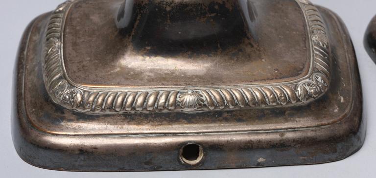 LJUSSTAKAR, ett par samt SKÅL. Pläter, nysilver och glas. 1900-tal.
