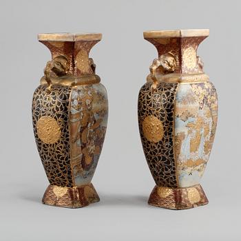 VASER, ett par, porslin, Satsuma, Japan, 1800-tal.