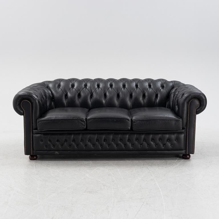 A leather upholstered Chesterfield sofa from Winchester furniture, end of the 20th Century.