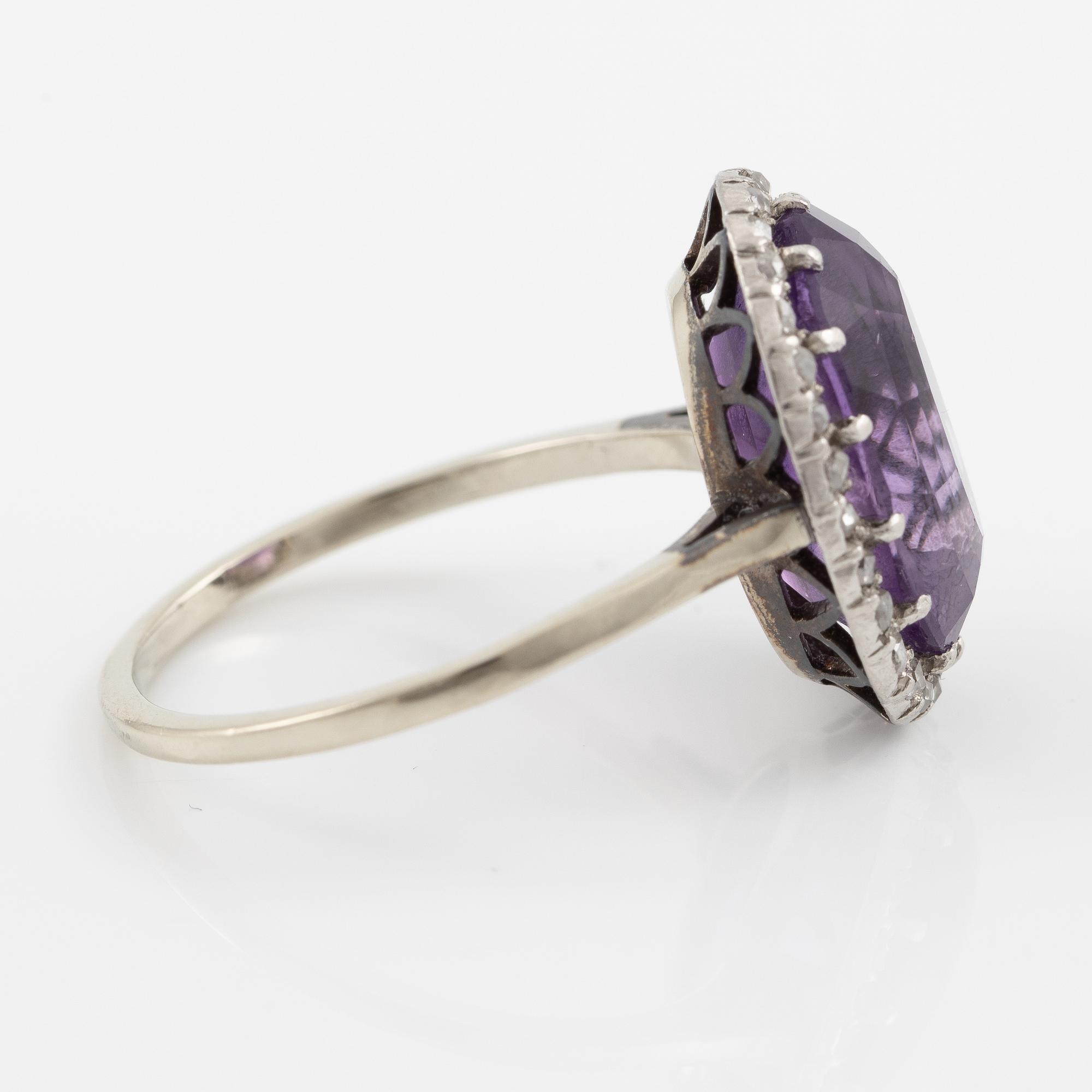 Ring in 18K white gold set with a faceted amethyst and rose-cut diamonds.