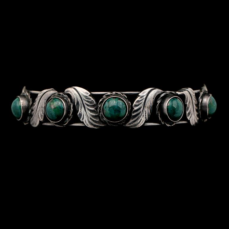 COLLIER, 2 st och ARMBAND, korall, malakit, grön sten och silver.