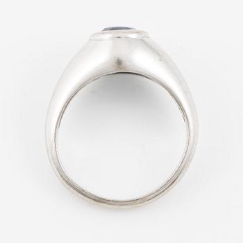 Ring in 18K white gold set with an oval-cut sapphire, approximately 1.50 ct.