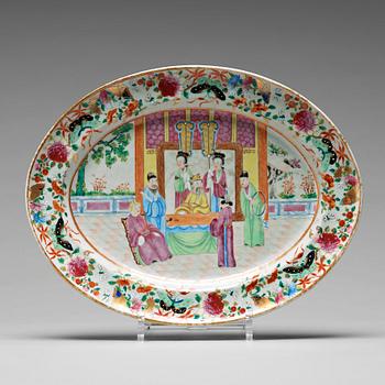 855. A Canton serving dish, Qing dynasty, 19th century.