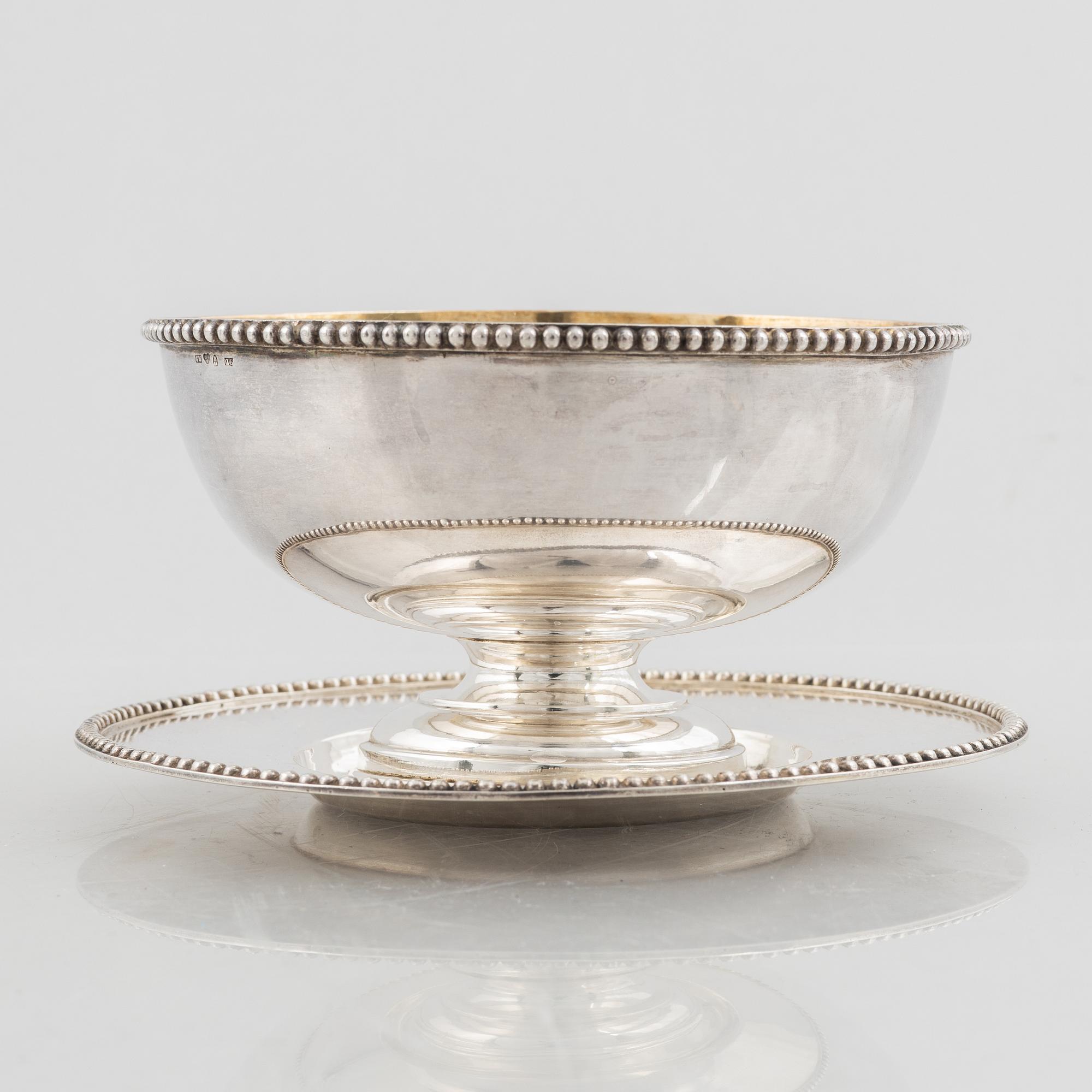 A Swedish silver sauce boat on tray, mark of Gustaf Möllenborg, Stockholm 1894.