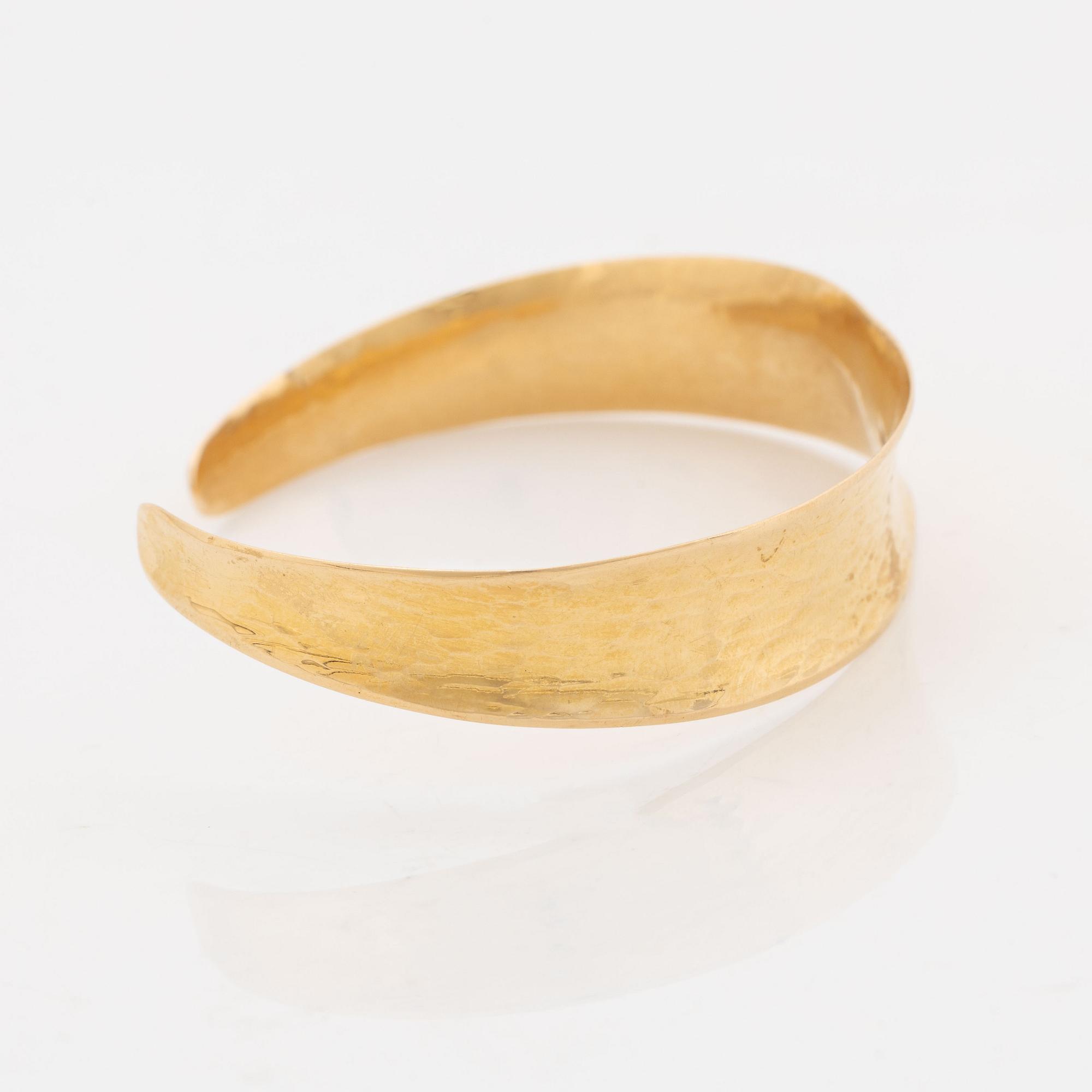 18K gold bangle, Alton.